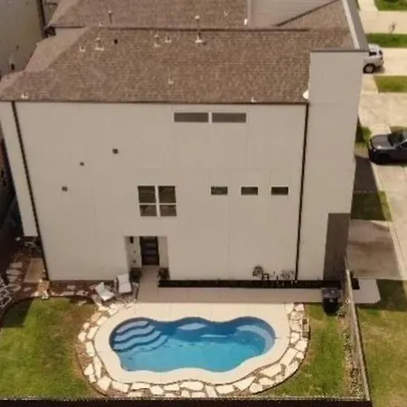 Luxury Home W/ Private Saltwater Pool In Midtown